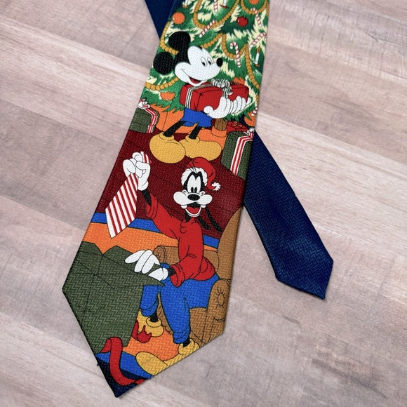 Vintage Disney Mickey Mouse and Goofy Christmas Neck Tie / Disney Mickey Unlmtd. - Picture 1 of 10